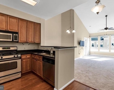 801 S Greenbrier Street - Photo Thumbnail 2