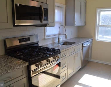 246 Ardmore Avenue - Photo Thumbnail 4