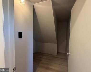 1048 Gray Avenue - Photo Thumbnail 4