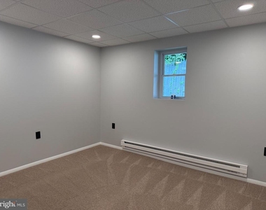 1048 Gray Avenue - Photo Thumbnail 12