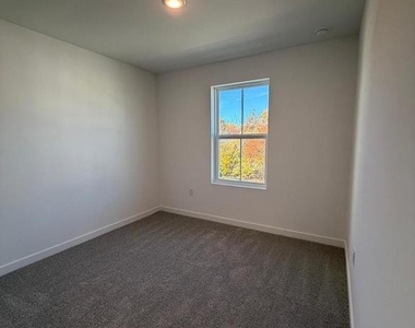 54 54 Silverbell Avenue - Photo Thumbnail 7