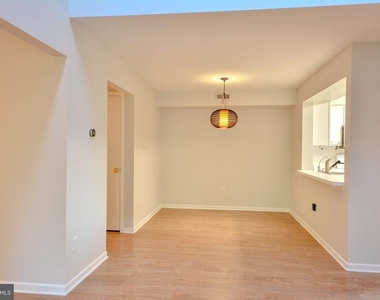 1404 Saxony Drive - Photo Thumbnail 8