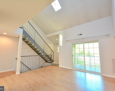 1404 Saxony Drive - Photo Thumbnail 12
