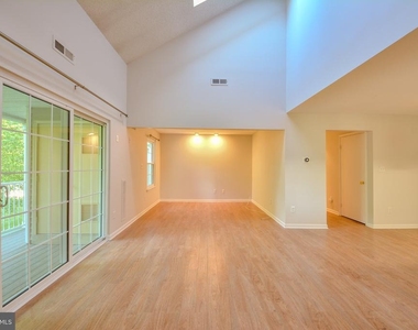 1404 Saxony Drive - Photo Thumbnail 6