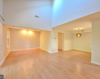 1404 Saxony Drive - Photo Thumbnail 7