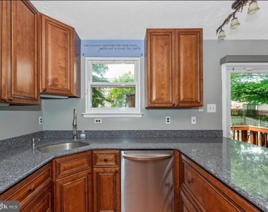 381 W Thornhill - Photo Thumbnail 7