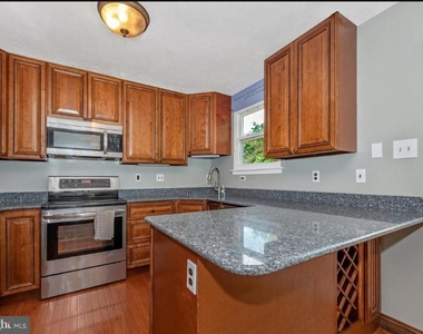381 W Thornhill - Photo Thumbnail 10