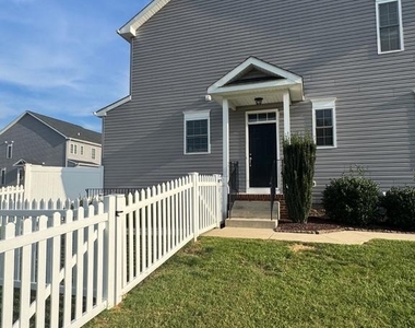 1005 Clover Circle - Photo Thumbnail 2