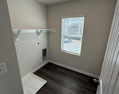 1066 Peony Lane - Photo Thumbnail 8