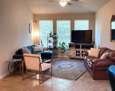 413 Anacua Loop - Photo Thumbnail 10