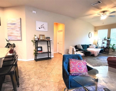 413 Anacua Loop - Photo Thumbnail 11
