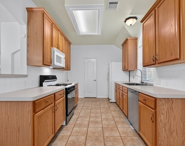 1402 Club Chase Dr - Photo Thumbnail 8