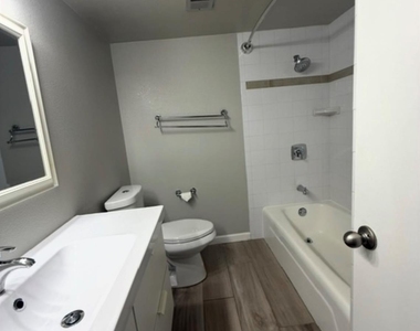 2425 Ashdale Dr - Photo Thumbnail 8