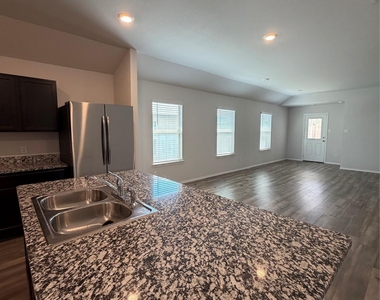 1160 Oxford Ln - Photo Thumbnail 6