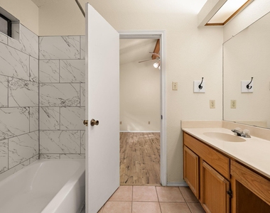 1604 Texas Oak Way - Photo Thumbnail 12