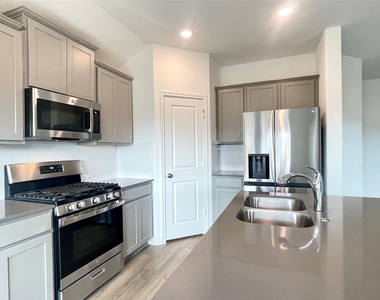 431 Sebring Cir - Photo Thumbnail 7