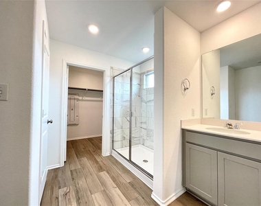 431 Sebring Cir - Photo Thumbnail 15