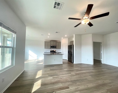 431 Sebring Cir - Photo Thumbnail 5