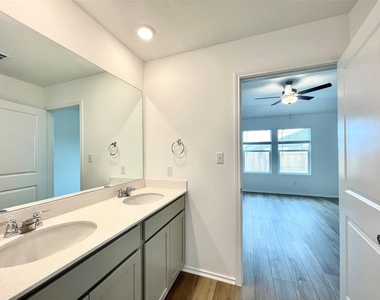 431 Sebring Cir - Photo Thumbnail 17