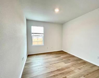 431 Sebring Cir - Photo Thumbnail 20