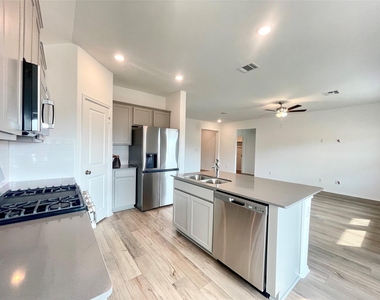 431 Sebring Cir - Photo Thumbnail 6