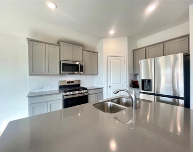 431 Sebring Cir - Photo Thumbnail 8