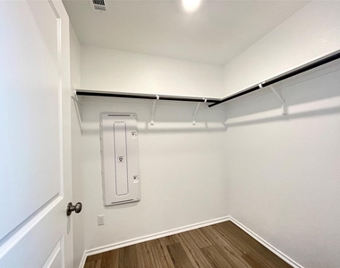 431 Sebring Cir - Photo Thumbnail 12