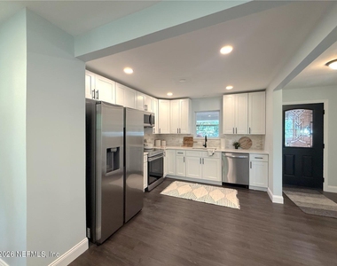 10135 Lake View Road W - Photo Thumbnail 5