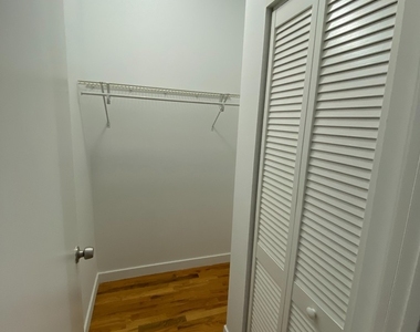 7456 N Greenview Avenue - Photo Thumbnail 4
