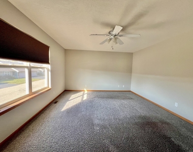 1172 Rose Drive - Photo Thumbnail 10