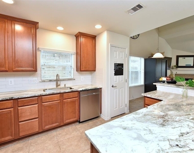 7215 Ravenswood - Photo Thumbnail 9