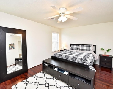 7215 Ravenswood - Photo Thumbnail 13