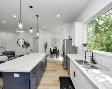 2512 Anita Street - Photo Thumbnail 8