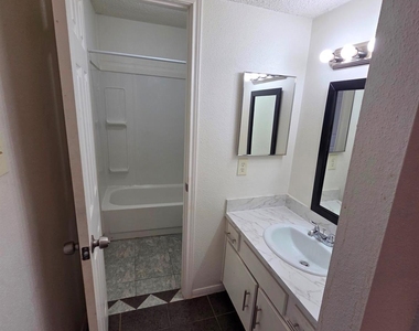 1516 Bay Area Boulevard - Photo Thumbnail 2