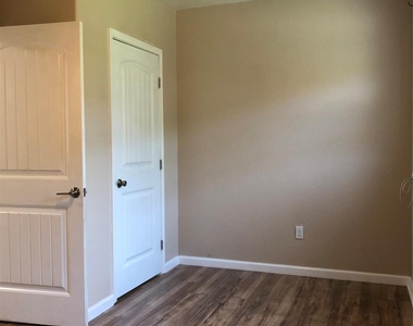 703 N Avenue B - Photo Thumbnail 7