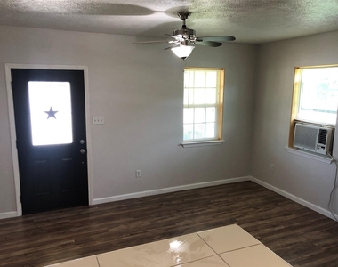 703 N Avenue B - Photo Thumbnail 5