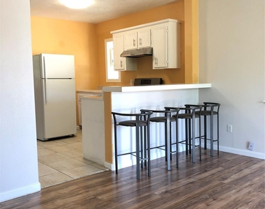 703 N Avenue B - Photo Thumbnail 1
