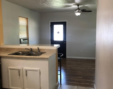 703 N Avenue B - Photo Thumbnail 8
