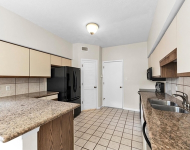 109 W 10th Street W - Photo Thumbnail 9