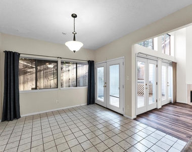 109 W 10th Street W - Photo Thumbnail 5