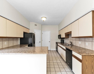 109 W 10th Street W - Photo Thumbnail 10