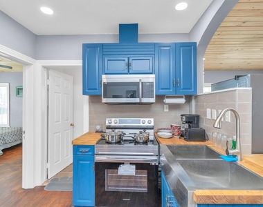 915 8th Street - Photo Thumbnail 18