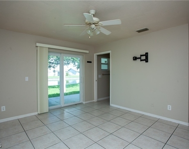 626 Se 13th Place - Photo Thumbnail 2