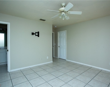 626 Se 13th Place - Photo Thumbnail 3