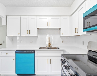 7526 Gulfbriar Place - Photo Thumbnail 9