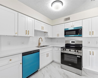 7526 Gulfbriar Place - Photo Thumbnail 8