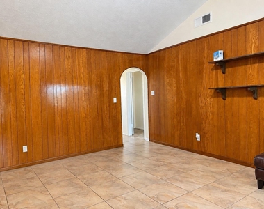 8831 Hendon Ln - Photo Thumbnail 6