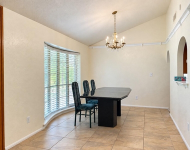 8831 Hendon Ln - Photo Thumbnail 11