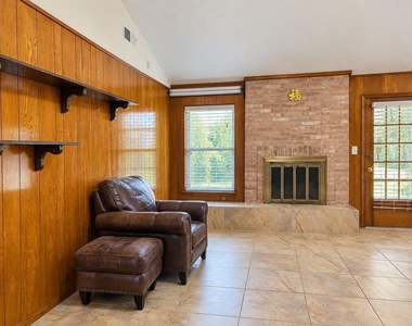 8831 Hendon Ln - Photo Thumbnail 2