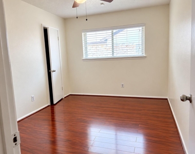 8831 Hendon Ln - Photo Thumbnail 17